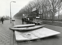 404424 Afbeelding van een vrachtauto die enkele betonnen platen verloren heeft op de Sorbonnelaan te Utrecht.
